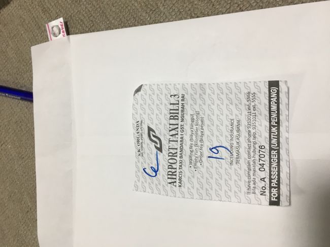 到着ロビーでて　カードをもった出迎えの人たちをスルーした右側に空港タクシーカウンターがあります。<br />そこでホテル名を告げ（ｳﾞｨﾗなど小さなところは地図など見せた方がいいと思います）料金を言われます！<br /><br />↓空港から　クタ、スミニャックです↓<br />16年5月　（夕方着　1人）料金表8万って書いてるのに12万RP<br />17年1月　（夕方着　娘と3人）料金表もなく20万RP<br /><br />深夜2時着<br />空港内のたむろタクシーと交渉　なんと20$<br /><br />タクシーカウンター　に聞くと　25$（たむろしている運転手に行ってくれな感じもあったのだけど）<br /><br />でも　””私のカモオーラ　25$””<br />ドルですよー<br />　お金持ちの奥様に見えたんかな～とちょっとうれしくなりました( ^-^)σ　<br />　いや深夜だから？？？<br /><br />次回は正規のカモオーラ料金聞きたい、<br /><br />そして　カウンターは高すぎるので　やむなく　元のたむろしている運転手と交渉<br />15万RPになりました。<br /><br />なんでこんなに観光立国なのに　正規の空港タクシーが変わらないんだろう？<br /><br />嫌な気持ちになりそうならホテル送迎など　予約した方がいいと思います。（ほんとむかつく！むかついても仕方ないので  この楽しい島に寄付してると思うことにしています）　<br />※でも　カモオーラ指数　きくのも楽しいかも・・・<br /><br />ブルーバードの日本語予約サイトできましたが　高いし・・・<br />ブルーバード　いい会社だと思ったけど　日本展開はがっくりです・人件費等かかるんだろうけど・・・<br />やっぱ　次はgrabにしよう・・・<br /><br /><br />空港ポーター勝手に荷物持って   タクシーまで　50mほどで　千円とか望外なチップを要求します<br />