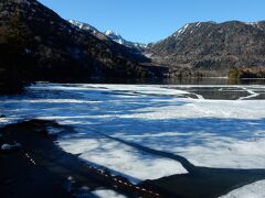 湯ノ湖は氷結。

湖底から温泉が湧いているためか、奥の方は凍ってなかったです。
