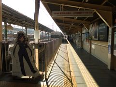 高崎駅にて上信電鉄に乗り換え。イメージキャラの「富岡しるく」。なんか最近こういうの多いです。