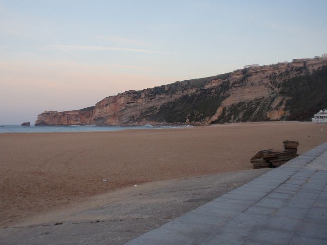 海岸から見た丘の上のシティ方面。