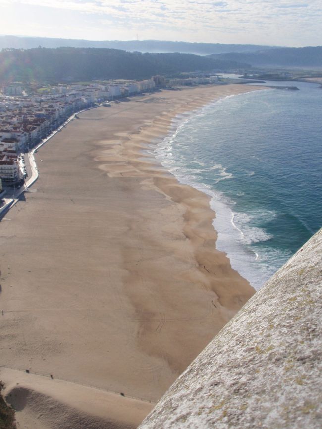 手前下部にも人。