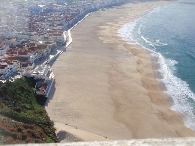 浜辺沿いには、小さなレストラン、カフェバー、土産屋がならんでいます。