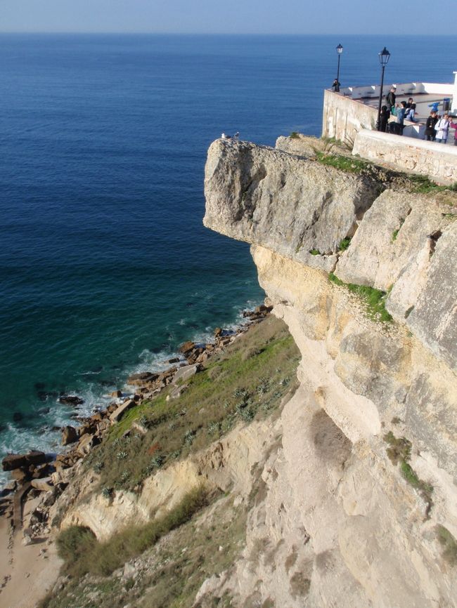 丘の上の展望場所の先端ぶ。見えてる海は大西洋。ここはポルトガルですね。