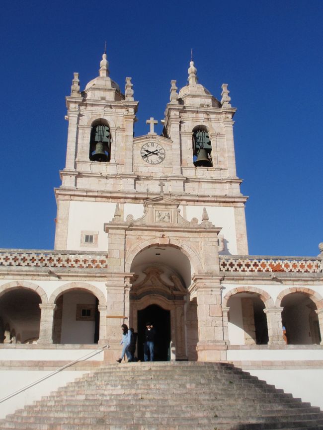 展望場所の広場に建つ教会。