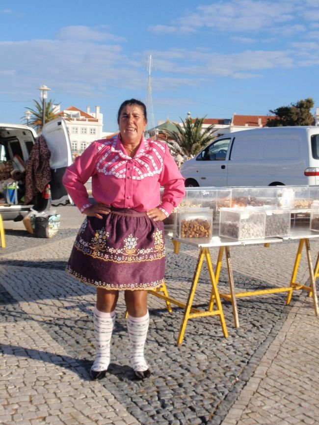 広場でドライフルーツを売ってる露天商。この服装はこの地方の民族衣裳とか。