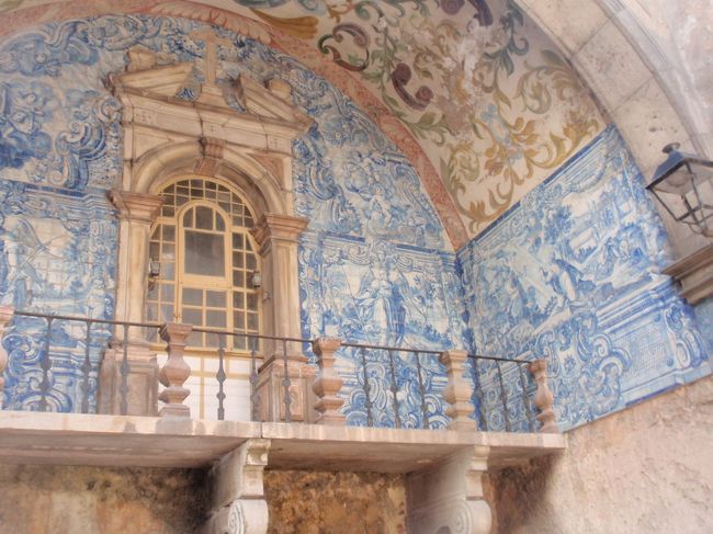 城壁に囲まれた街の入り口門の上部は、アズレージョのタイル壁画が美しい。