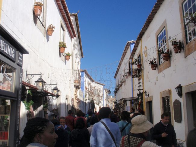 入り口門を潜ると、道幅の狭いメイン通路にでる。観光客が大勢見える。土産物屋やレストランが軒を連ねてる。