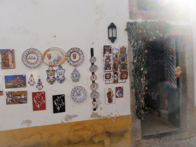 可愛い土産物店の壁には、タイル画や皿が飾ってあり、可愛い、綺麗の連続。