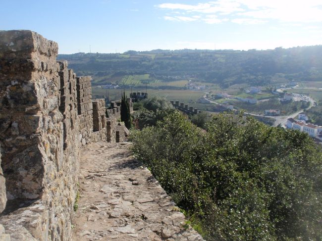 城壁は、周回で歩けますが、道幅は非常に狭く、人がすれ違うにも、神経使い、危ない感じです。片側に手摺は有りません。