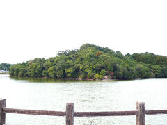 JRと国道を渡ったところにあるのがウワナベ古墳。
おおお、この旅初めての古墳だ、古墳だ！（←日本の歴史風なものに憧れがちな北海道人）

旦那「古墳って、この先いっぱいあるんじゃないの？」

うん、たぶんね。ま、いーじゃないの。
ウワナベ古墳の隣にコナベ古墳というのもあるらしいのだけど、あと１時間ちょっとで陽が落ちる。どうしよう。