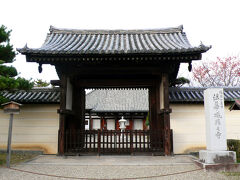 続いて通ったのは法華寺でしたが、入ってません！

このあたりは奈良の住宅街をキョロキョロしながら楽しく歩いてたのに、なぜ写真を撮ってなかったんだろ。
うーん、最近、旅で写真を撮る感覚を忘れてるな。なんでもない風景こそ撮った方がいいのに。