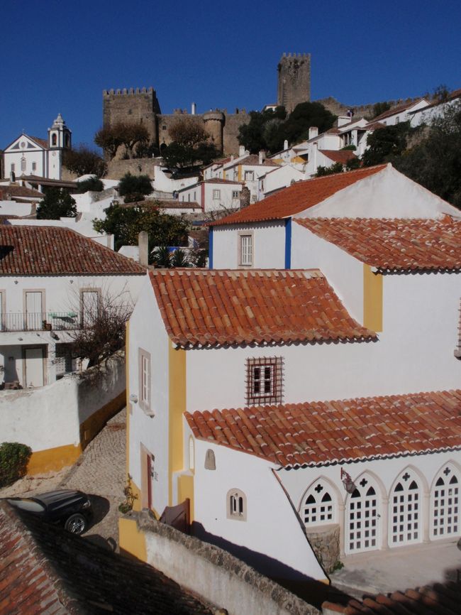 路地はせまく、車は無理です。