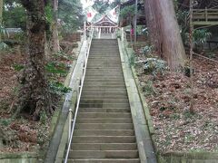 駅から15分位の所にある諏訪神社の参道です、かなり段数があります、チャレンジしてみては。