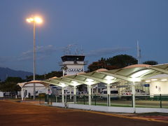 夕闇迫る、オアハカ空港に到着。

タラップを降りて、歩いて空港建物に入ります。