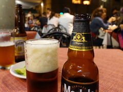 カテドラルを眺めながら飲む、メキシコのビール。