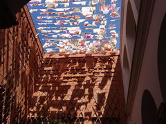 そろそろオアハカ滞在も終わり。

ホテルの向かい側にある織物博物館を覗いてみました。
ちょうど、「しぼり」の展示が行われていて、中庭にはしぼりを施した布が翻っています。