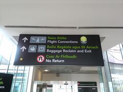 ダブリン空港に到着。
英語とアイルランド語の表記が！

ここからバスで市内に向かいます。