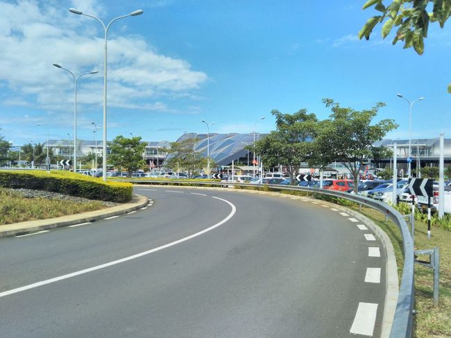 モーリシャスでの滞在は、深夜のエアアジアでKLに戻るまでの13時間のみ。すでに15時を回っていますが、首都のポートルイスまで往復することにします。