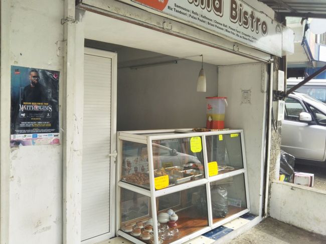 小腹がすいたので、こちらでチキンを購入します。25モーリシャス・ルピー(MUR)＝82円。