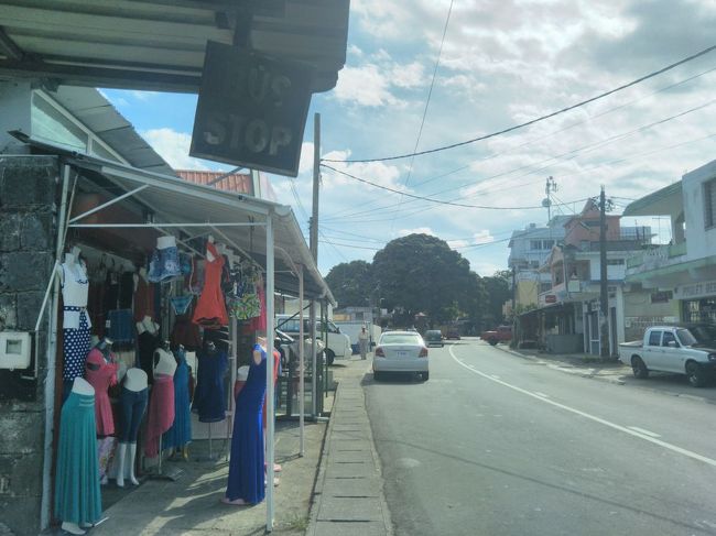 さらに100mほど進んだところにバス停がありました。