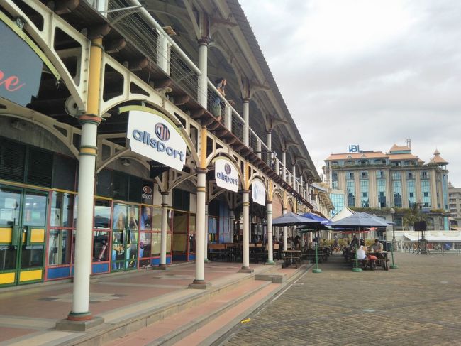 港にあるショッピングセンターです。