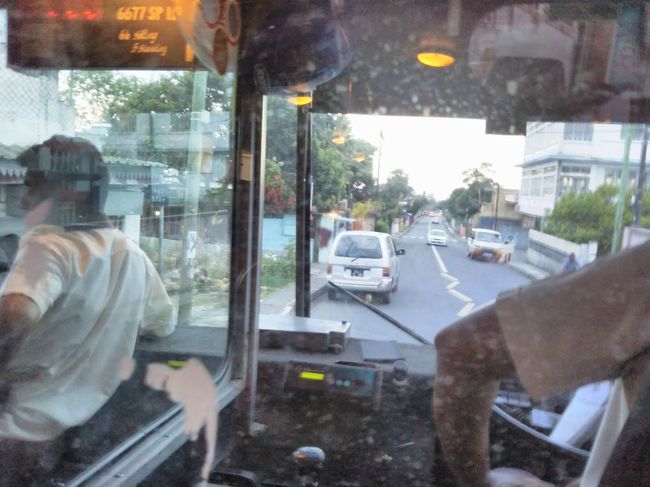 再びバスに乗り、空港に戻ります。