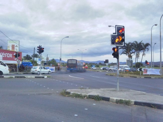 1時間20分かけて、空港近くの交差点に着きました。バスは空港に入らず、そのままマエブールへ向けて走り去っていきました。