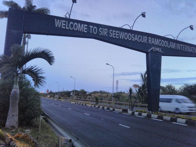 ゲートをくぐると、再度空港です。