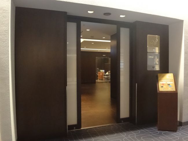 羽田空港国内線第1旅客ターミナル 南ウイング2F<br /><br />日本航空『サクララウンジ』南ウイングのエントランスの写真。<br /><br />