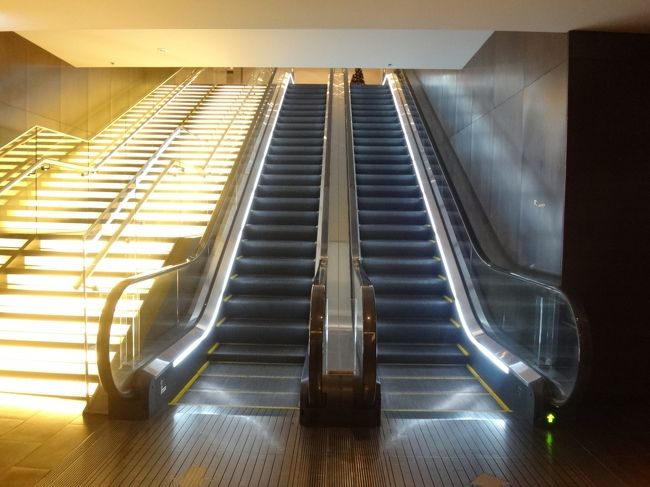 日本航空『サクララウンジ』南ウイングに行くには、写真のエスカレーターで、<br />3階へ上がります。<br />