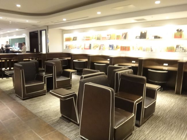 羽田空港国内線第1旅客ターミナル 南ウイング3F<br /><br />日本航空『サクララウンジ』南ウイング内の「ライブラリー」の写真。<br /><br />出発前のEメール確認や書類作成などのPCワークはもちろん、好きな飲み物を<br />ゆったりと多様な過ごし方のできる「ライブラリー」エリアが設けられています。