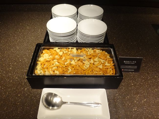 軽食と言ってもおつまみ（あられミックス）しかありません。