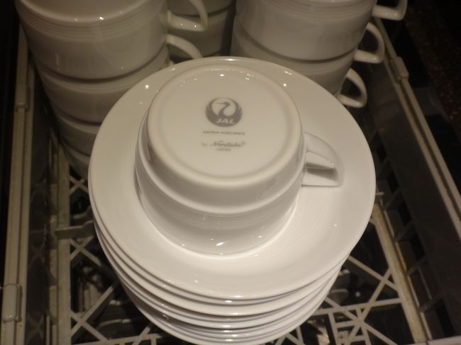 JALのロゴが印字されたカップはノリタケ製です。