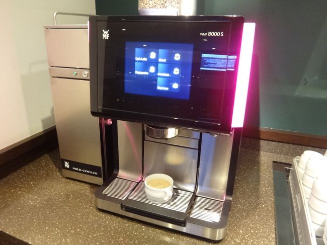 日本航空『サクララウンジ』南ウイングのエスプレッソマシーンの写真。<br /><br />ブレンド、アメリカン、エスプレッソ、カフェラテ、カプチーノ