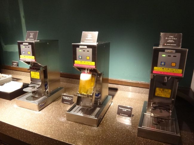 日本航空『サクララウンジ』南ウイングの生ビールサーバーの写真。<br /><br />生ビールは全部で3銘柄ありますが、残念ながらサントリーの<br />ザ・プレミアム・モルツはありません。<br /><br />大好きなキリン一番搾りをいただきます ((o(^∇^)o))<br /><br />・ サントリー「ザ・モルツ」<br />・ キリン「一番搾り」<br />・ アサヒ「スーパードライ」