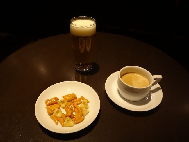 羽田空港国内線第1旅客ターミナル 南ウイング3F<br /><br />日本航空『サクララウンジ』南ウイングでいただいたものの写真。<br /><br />・ キリン「一番搾り」<br />・ カフェラテ<br />・ あられミックス