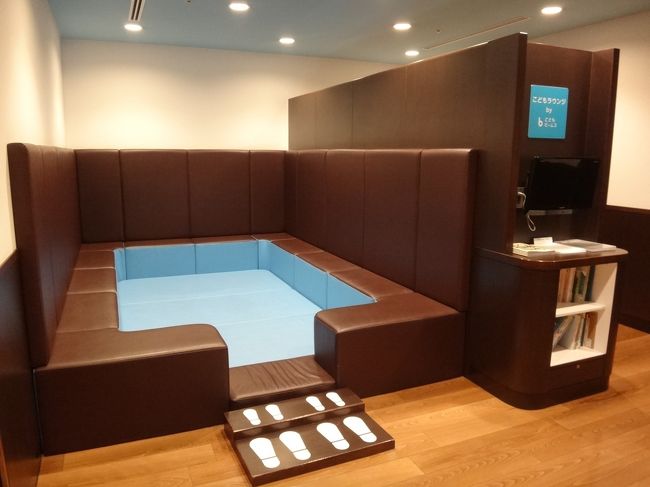 羽田空港国内線第1旅客ターミナル 南ウイング3F<br /><br />日本航空『サクララウンジ』南ウイング内の【こどもラウンジ】の写真。<br /><br />サクララウンジの雰囲気はそのままに、飛行機を眺めながら親子でお話ができる<br />カウンター、絵本を読んでのんびり過ごせるベンチシート、赤ちゃんが安全に<br />遊べるクッションプールなど、小さなお子様との楽しい旅を演出します。