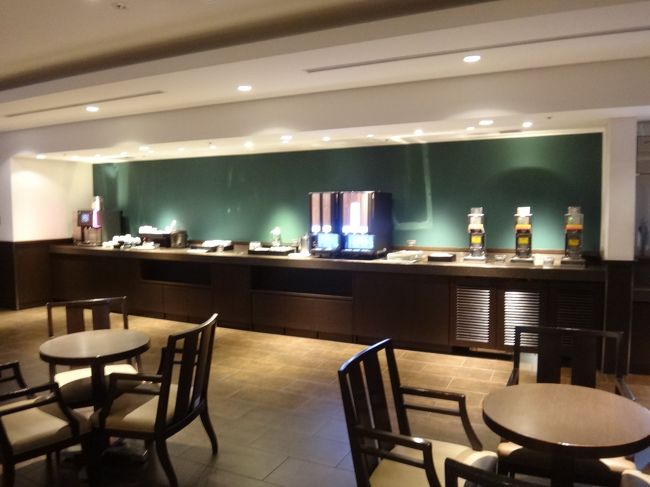 羽田空港国内線第1旅客ターミナル 南ウイング3F<br /><br />日本航空『サクララウンジ』南ウイングに入って右側に進んだエリアにある<br />バーの写真。<br /><br />セルフサービスのフード（軽食）＆ドリンクコーナーです。