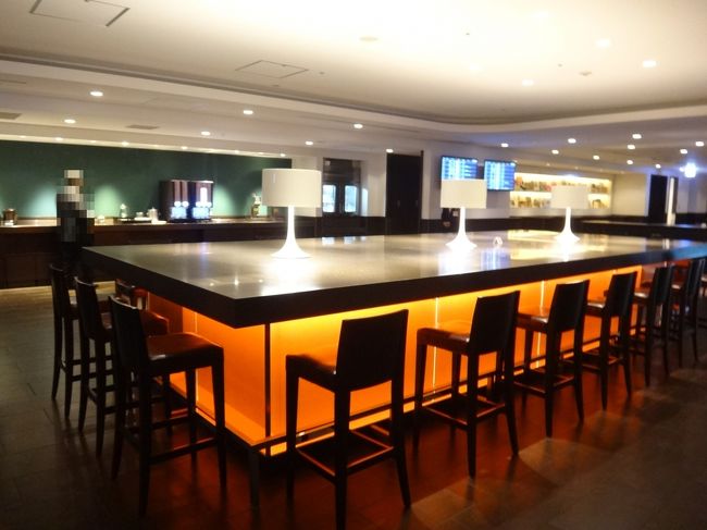 羽田空港国内線第1旅客ターミナル 南ウイング3F<br /><br />日本航空『サクララウンジ』南ウイング内の「バーラウンジ」の写真。<br /><br />ダイニング形式にインテリアが配置されていて、ゆっくりと寛ぐことができます。<br /><br />『サクララウンジ』に入って左側のエリアに進んだバーラウンジの前にも<br />バー（写真奥）があります。