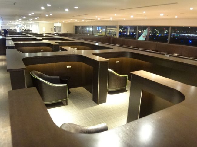 羽田空港国内線第1旅客ターミナル 南ウイング3F<br /><br />日本航空『サクララウンジ』南ウイング内の「プライベートラウンジ」の写真。<br /><br />国際線からの乗り継ぎなど、これまでよりも長い時間ご滞在されるお客様が<br />ゆったりと寛ぐことができるよう、「プライベート＆リラックス」エリアには、<br />ほぼ個室に近いプライバシー性の高い環境が用意されています。<br />また、当エリアには、電動マッサージチェアも配備しております。