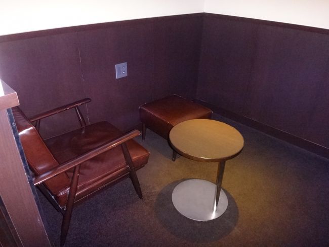 羽田空港国内線第1旅客ターミナル 南ウイング3F<br /><br />日本航空『サクララウンジ』南ウイング内の「プライベートラウンジ」の写真。<br /><br />オットマン付きのチェアが配置された半個室もあります。