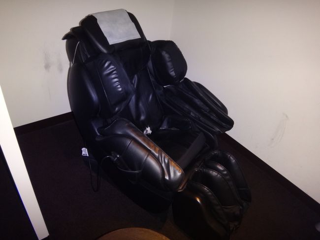 電動マッサージチェアをズームした写真。<br /><br />ここのサクララウンジも革のシートが破れている箇所があります・・・(-""-;)