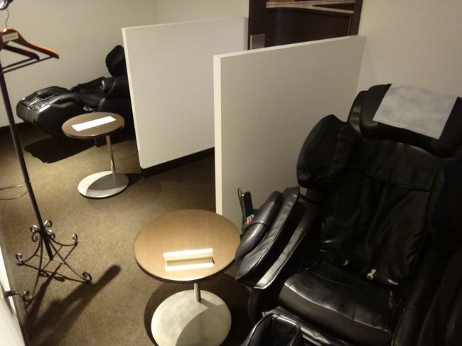 羽田空港国内線第1旅客ターミナル 南ウイング3F<br /><br />日本航空『サクララウンジ』南ウイング内の「プライベートラウンジ」の写真。<br /><br />プライベート＆リラックスエリアには、電動マッサージチェア（2台）が<br />設置されたコーナーもあります。