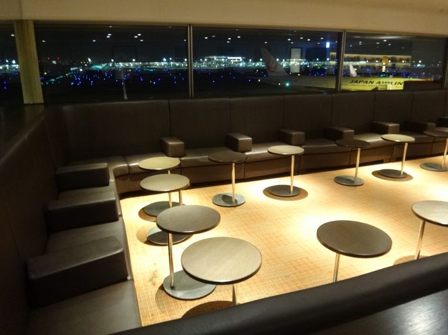 羽田空港国内線第1旅客ターミナル 南ウイング3F<br /><br />日本航空『サクララウンジ』南ウイング内の「プライベートラウンジ」の写真。<br /><br />「プライベート＆リラックス」エリアには、写真のようなシーティングエリアも<br />あります。