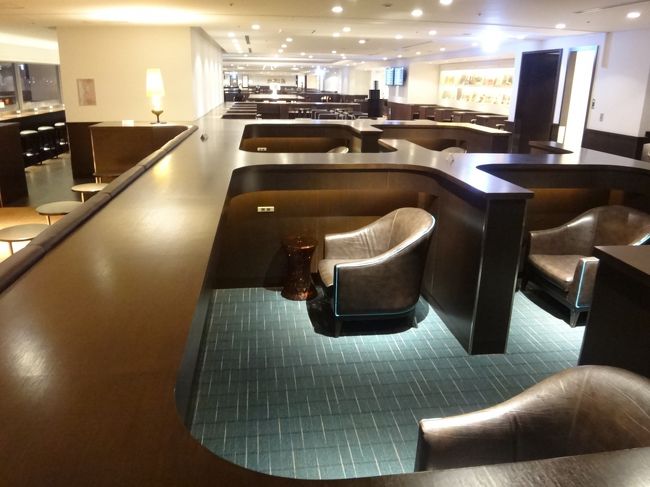 羽田空港国内線第1旅客ターミナル 南ウイング3F<br /><br />日本航空『サクララウンジ』南ウイング内の「プライベートラウンジ」の写真。<br /><br />プライバシーに配慮したレイアウトになっています。