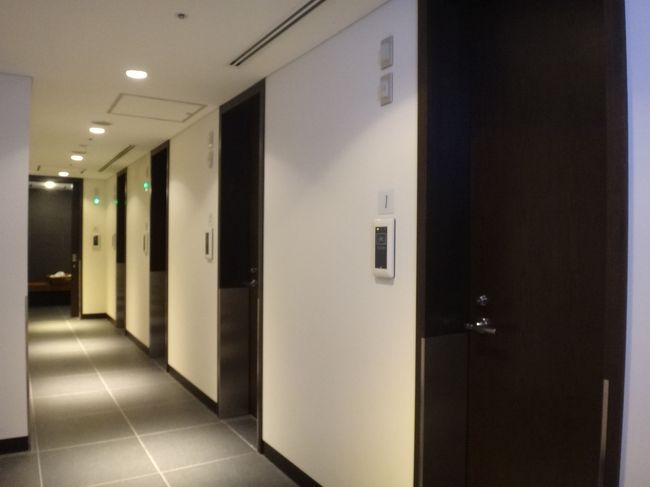 羽田空港国内線第1旅客ターミナル 南ウイング3F<br /><br />日本航空『サクララウンジ』南ウイング内のシャワーコーナーの写真。<br /><br />南ウイングの『サクララウンジ』には、シャワールームが全部で5室あります。<br />なお、北ウイングの『サクララウンジ』にはシャワールームはありません。