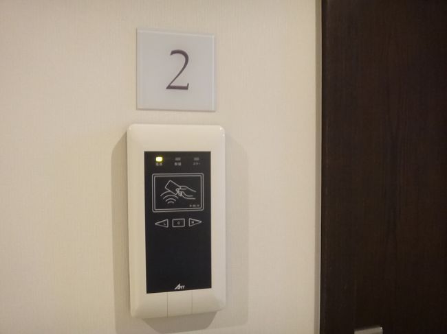 レセプションカウンターで搭乗券と引き換えに、シャワールームの電子キーを<br />受け取り、黒い枠の部分に電子キーをかざすとロックが解除されます。