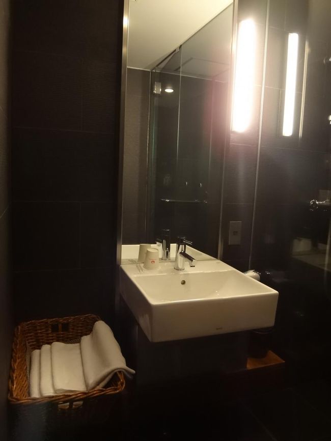 羽田空港国内線第1旅客ターミナル 南ウイング3F<br /><br />日本航空『サクララウンジ』南ウイング内のシャワールームの写真。