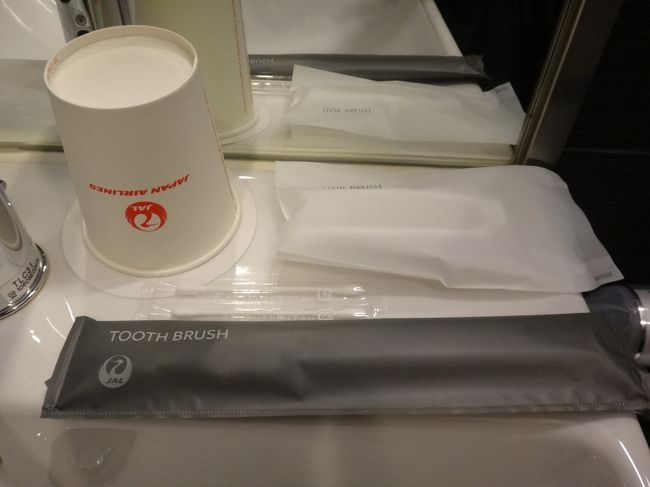 羽田空港国内線第1旅客ターミナル 南ウイング3F<br /><br />日本航空『サクララウンジ』南ウイング内のシャワールームのアメニティの写真。<br /><br />洗面台の周囲には、以下のアメニティが用意されています。<br /><br />＜アメニティ＞<br />ヘアブラシ、綿棒、歯ブラシ