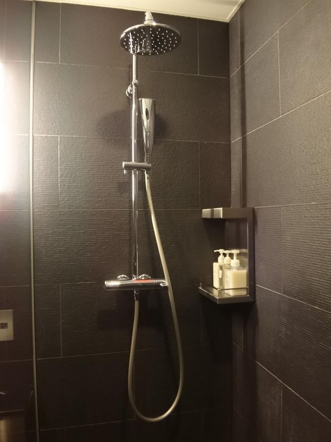 羽田空港国内線第1旅客ターミナル 南ウイング3F<br /><br />日本航空『サクララウンジ』南ウイング内のシャワーブースの写真。<br /><br />ハンドシャワーです。レインシャワーにもなります。